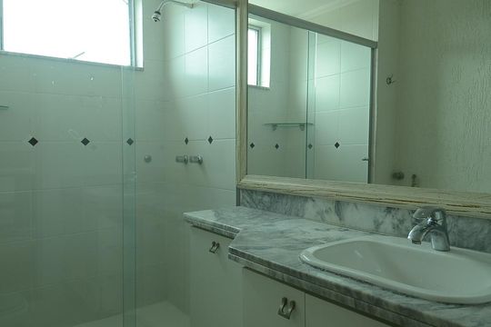 Banheiro de apartamento à venda com 2 quartos, 77m² em Medianeira, Porto Alegre