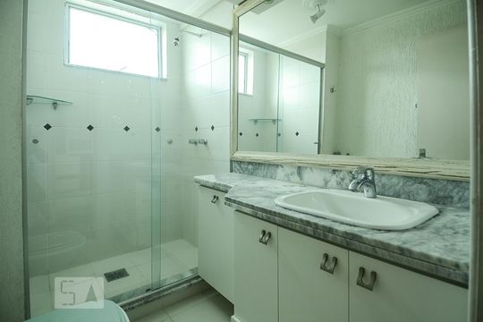 Banheiro de apartamento à venda com 2 quartos, 77m² em Medianeira, Porto Alegre