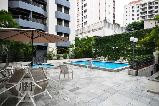 Piscina de apartamento para alugar com 2 quartos, 70m² em Real Parque, São Paulo