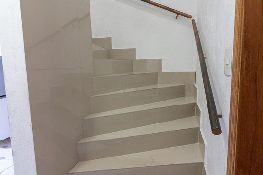 Escada para os quartos de casa para alugar com 3 quartos, 240m² em Vila Augusta, Guarulhos