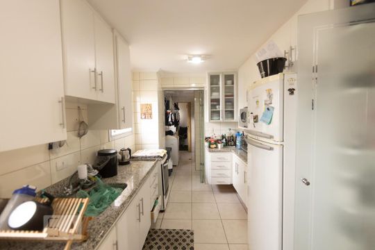 Cozinha de apartamento à venda com 2 quartos, 80m² em Vila Bertioga, São Paulo