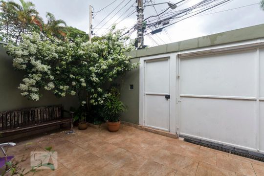 Garagem de casa para alugar com 4 quartos, 220m² em Jardim Prudência, São Paulo