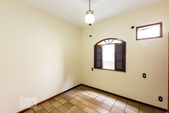 Suite  de casa à venda com 4 quartos, 150m² em São Lourenço, Niterói