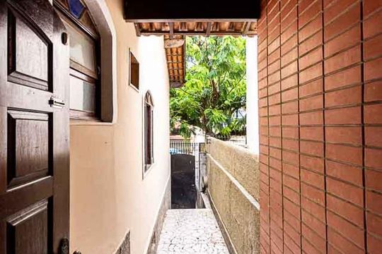 Corredor de entrada de serviço de casa à venda com 4 quartos, 150m² em São Lourenço, Niterói