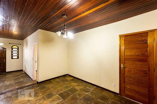 Sala de casa à venda com 4 quartos, 150m² em São Lourenço, Niterói
