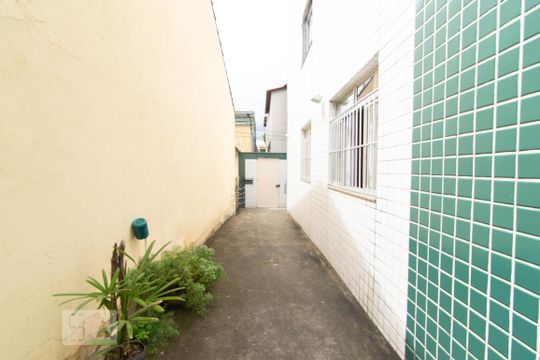 corredor externo de apartamento para alugar com 3 quartos, 90m² em Serrano, Belo Horizonte