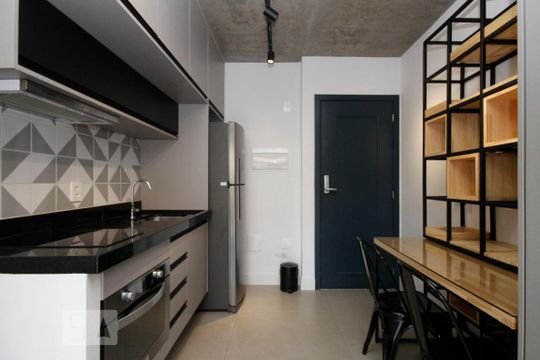 Cozinha de kitnet/studio para alugar com 1 quarto, 30m² em República, São Paulo