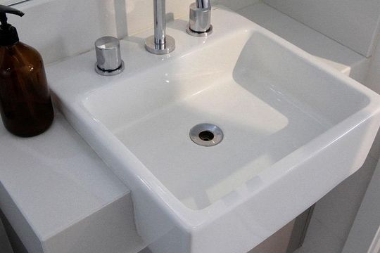 Banheiro de kitnet/studio para alugar com 1 quarto, 30m² em República, São Paulo