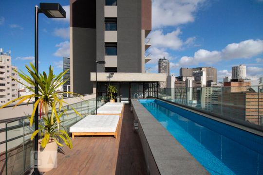 Piscina de kitnet/studio para alugar com 1 quarto, 30m² em República, São Paulo