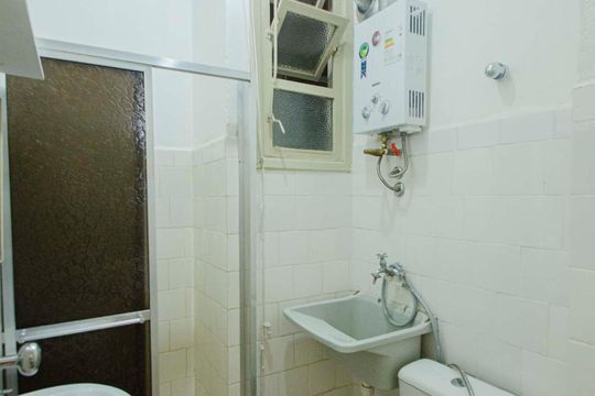 Banheiro de kitnet/studio para alugar com 1 quarto, 32m² em Praça da Bandeira, Rio de Janeiro