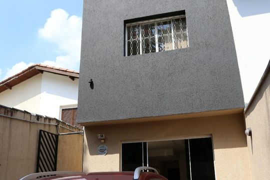 Fachada de casa para alugar com 2 quartos, 120m² em Parque Santos Dumont, Taboão da Serra