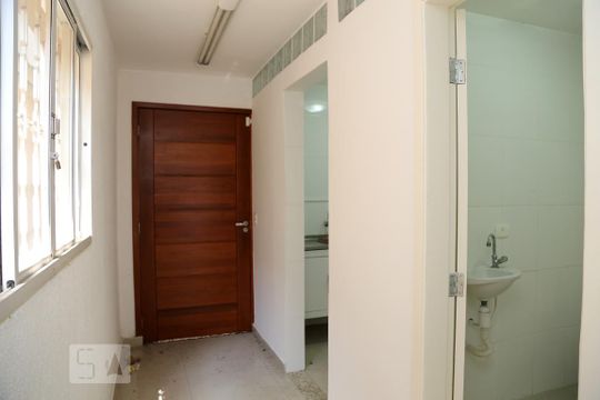 Corredor de casa para alugar com 2 quartos, 120m² em Parque Santos Dumont, Taboão da Serra