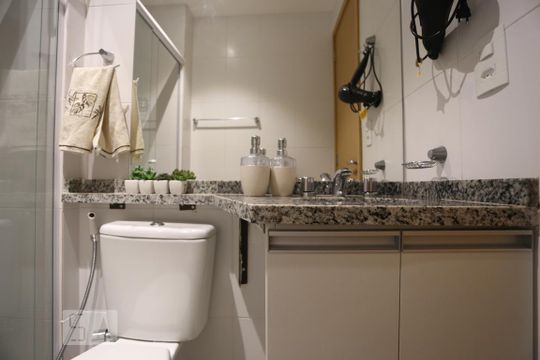 Banheiro de apartamento para alugar com 1 quarto, 20m² em República, São Paulo