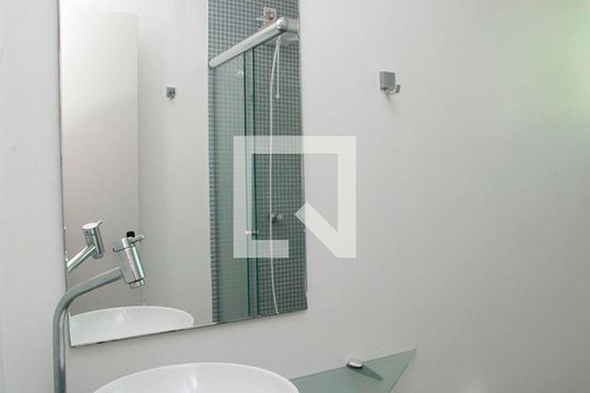 Banheiro de apartamento à venda com 1 quarto, 43m² em Centro Histórico, Porto Alegre