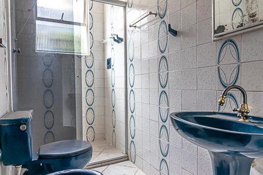 Banheiro de apartamento à venda com 2 quartos, 60m² em Sagrada Família, Belo Horizonte