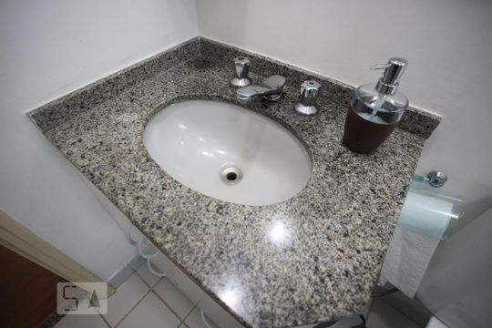 Detalhe banheiro de apartamento para alugar com 2 quartos, 60m² em Aclimação, São Paulo