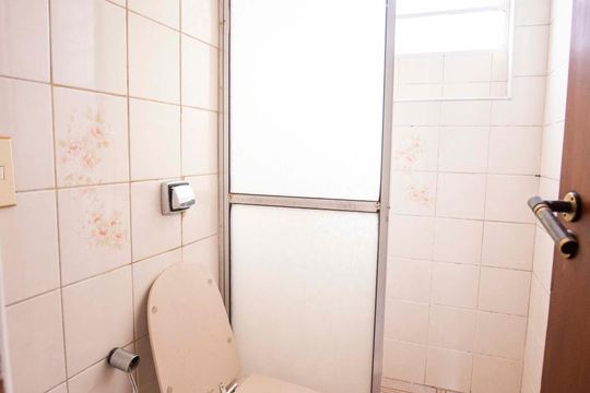 banheiro de apartamento à venda com 2 quartos, 55m² em Fundação da Casa Popular, Campinas