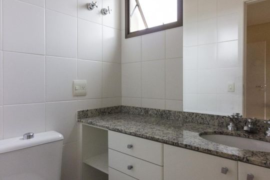 Banheiro Suite 1 de apartamento para alugar com 3 quartos, 130m² em Santa Teresinha, São Paulo