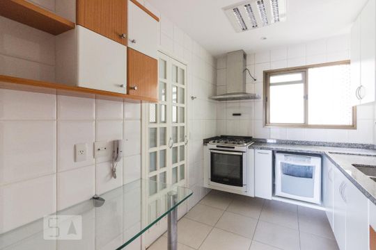 Cozinha de apartamento para alugar com 3 quartos, 130m² em Santa Teresinha, São Paulo