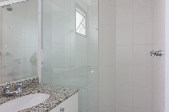 Banheiro Suite 1 de apartamento para alugar com 3 quartos, 130m² em Santa Teresinha, São Paulo