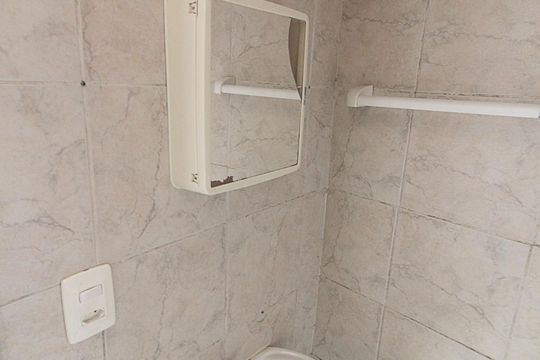 Banheiro de kitnet/studio para alugar com 1 quarto, 33m² em Novo Mundo, Curitiba