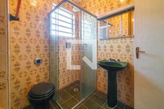 Banheiro de casa para alugar com 2 quartos, 160m² em Vila Firmiano Pinto, São Paulo