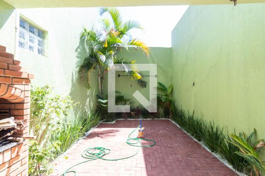 Quintal de casa para alugar com 4 quartos, 250m² em Jardim Fernandes, São Paulo