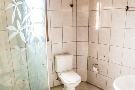 Banheiro de casa de condomínio para alugar com 2 quartos, 110m² em Jardim Carvalho, Porto Alegre