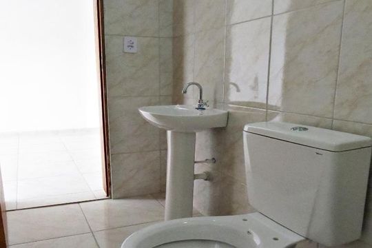 Detalhe banheiro de kitnet/studio à venda com 1 quarto, 45m² em Vila Mazzei, São Paulo
