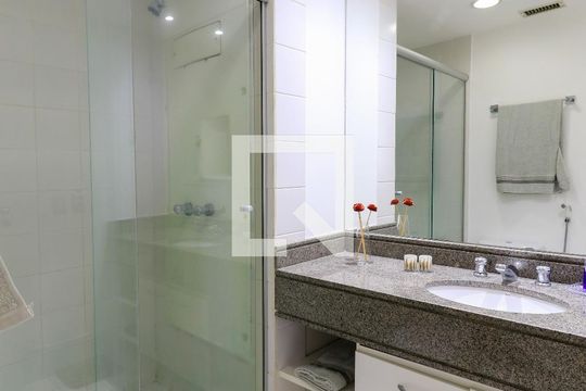 Banheiro da Suíte de apartamento para alugar com 1 quarto, 52m² em Nova Piraju, São Paulo