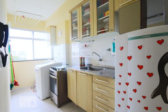 Cozinha de apartamento para alugar com 2 quartos, 47m² em Jacarepaguá, Rio de Janeiro