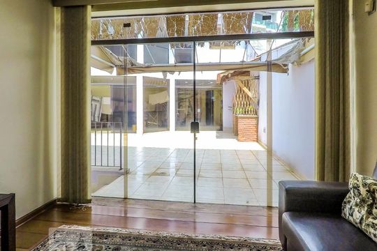 Saida para o quintal de casa à venda com 4 quartos, 300m² em Bosque da Saúde, São Paulo