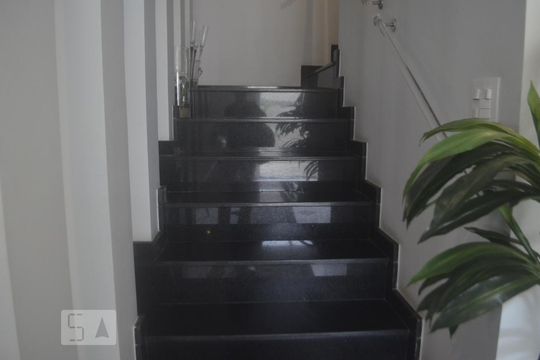 Escada de casa à venda com 4 quartos, 325m² em Jardim Londrina, São Paulo