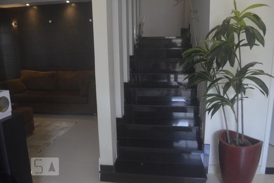 Escada de casa à venda com 4 quartos, 325m² em Jardim Londrina, São Paulo