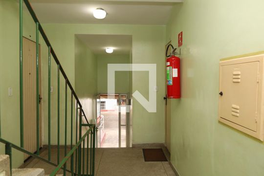 Área Comum - Escada  de apartamento para alugar com 2 quartos, 49m² em Jardim Casa Pintada, São Paulo