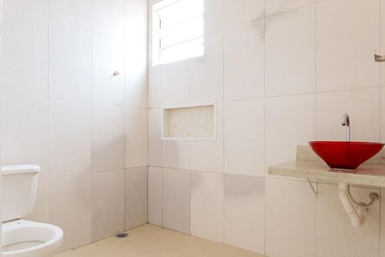 Banheiro de kitnet/studio para alugar com 1 quarto, 30m² em Vila Antonieta, São Paulo