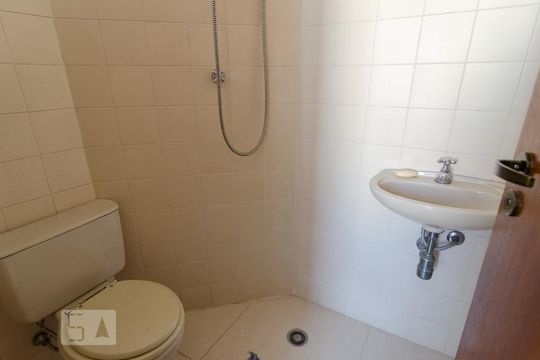 Banheiro de Serviço de apartamento à venda com 3 quartos, 240m² em Parque Imperial, São Paulo