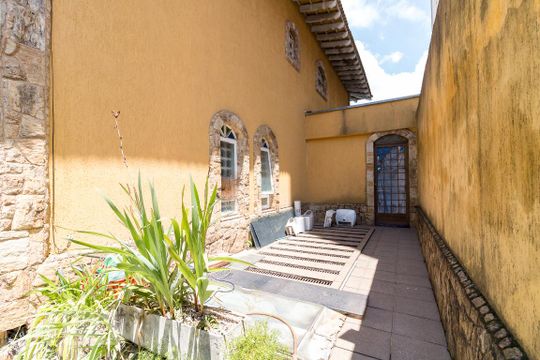 Área externa lateral de casa à venda com 4 quartos, 750m² em Vila Rosália, Guarulhos