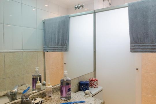 Banheiro de kitnet/studio para alugar com 1 quarto, 60m² em Jardim do Mar, São Bernardo do Campo