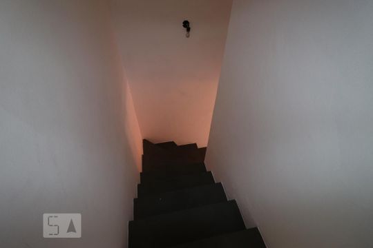 Escadas de casa para alugar com 2 quartos, 80m² em Cidade Intercap, Taboão da Serra