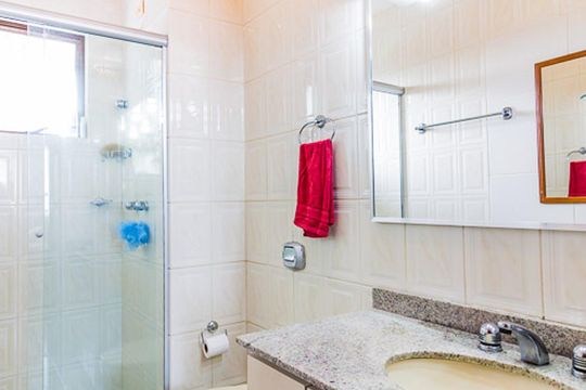 banheiro de apartamento à venda com 1 quarto, 64m² em Menino Deus , Porto Alegre