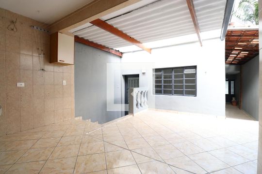 Quintal de casa para alugar com 2 quartos, 138m² em Água Branca, São Paulo