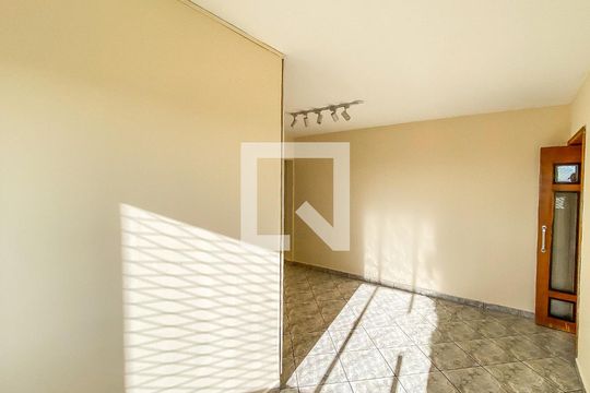 Sala  de apartamento para alugar com 2 quartos, 67m² em Parque Paineiras, São Paulo