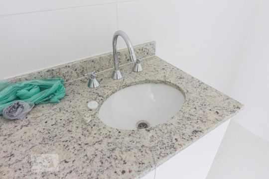 Banheiro de apartamento para alugar com 2 quartos, 55m² em Parque Peruche, São Paulo
