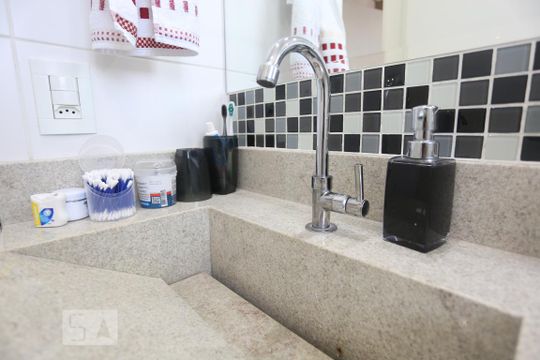 Banheiro de apartamento à venda com 2 quartos, 50m² em Jardim Roberto, Osasco