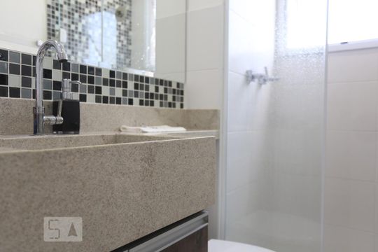 Banheiro de apartamento à venda com 2 quartos, 50m² em Jardim Roberto, Osasco