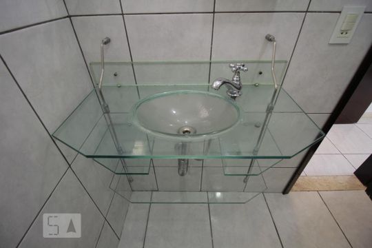 Detalhe Banheiro de apartamento para alugar com 3 quartos, 60m² em Piratininga, Osasco