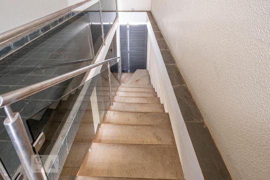 Escadaria de casa à venda com 7 quartos, 300m² em Guará Ii, Brasília