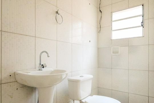 Banheiro de kitnet/studio para alugar com 1 quarto, 30m² em Vila Antonieta, São Paulo