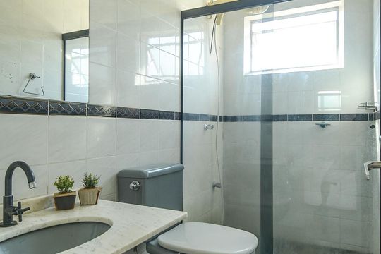 Banheiro de apartamento à venda com 1 quarto, 43m² em Vila Nova, Porto Alegre
